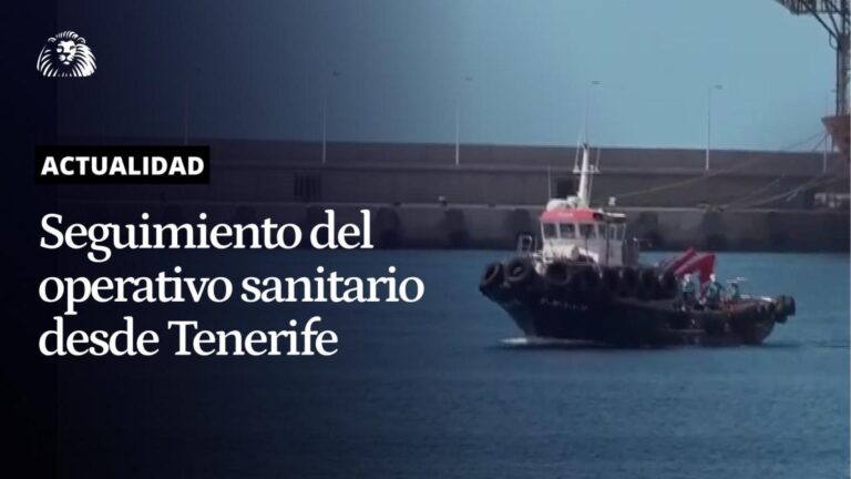 Mascarillas, monos y una nube de cámaras: un desembarco montado por el Gobierno para mostrar "orgullo de país"