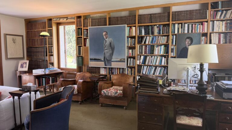 Dentro de la biblioteca del presidente Calvo-Sotelo, un convencido de que la política "destroza varias áreas del cerebro"