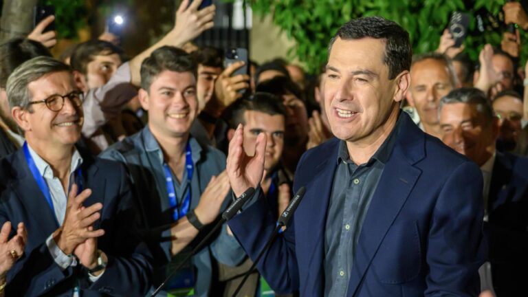 Amarga goleada: Juanma Moreno le saca 19 puntos a un PSOE aún más hundido pero necesita a Vox para la mayoría