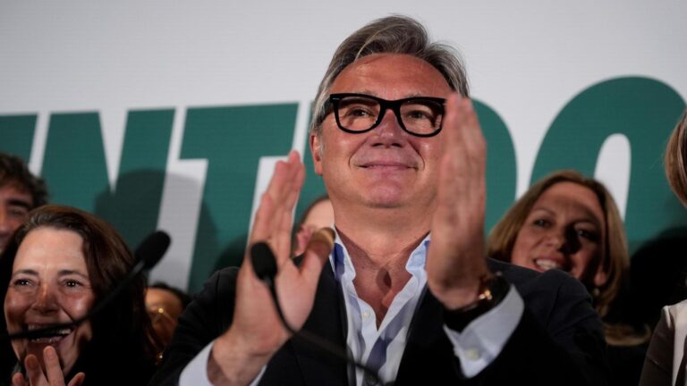Vox sólo sube medio punto, no pide entrar en la Junta pero promete hacer valer la exigencia de la "prioridad nacional"