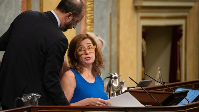 El PSOE se anticipa a la derrota y premia a los nacionalistas rebajando las exigencias para formar grupo en el Congreso