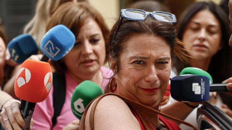El PSOE detecta pagos previos a Leire Díez y eleva de 15.000 a 45.000 los euros que le abonó por "servicios de comunicación"