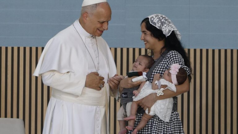 El "doloroso" discurso de dos inmigrantes ante el Papa: "Llegué sola de Cuba embarazada de mellizos"