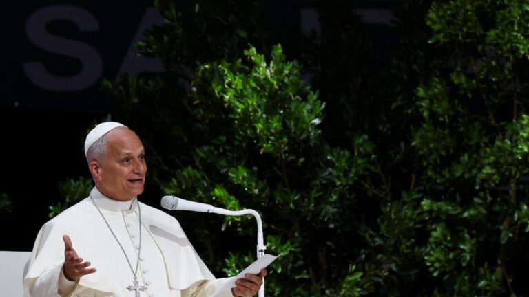 El Papa llama al “diálogo social” y entre instituciones “centrado en la dignidad humana” frente a patronal y sindicatos