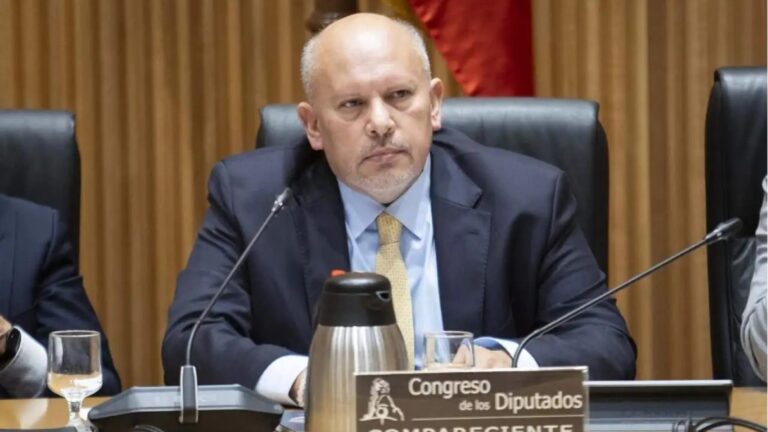 El Gobierno da la nacionalidad al exviceministro venezolano Nervis Villalobos, relacionado con la trama de Leire Díez