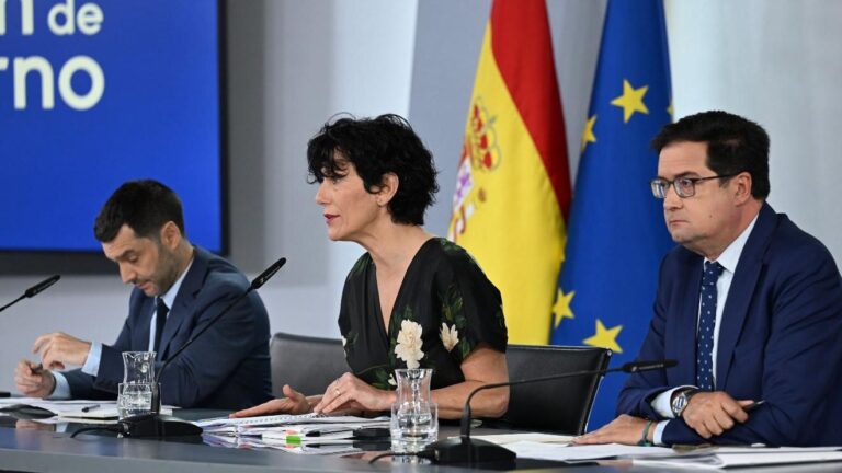 Moncloa invirtió el 16,6% de su publicidad institucional en Prisa y el 0,47% en El Español