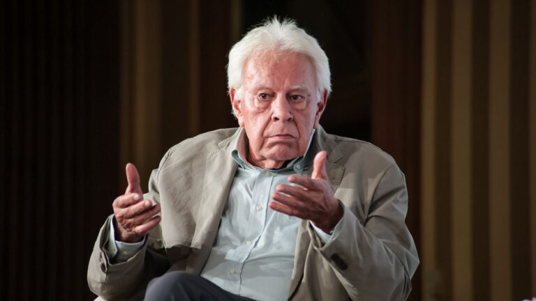 Felipe González pide a Sánchez que asuma su "responsabilidad política" ya sea "dimitiendo o convocando elecciones"