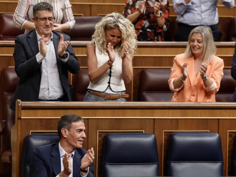 Sánchez se convierte en el primer presidente que sigue gobernando tras "exigir que dimita" la mayoría del Congreso