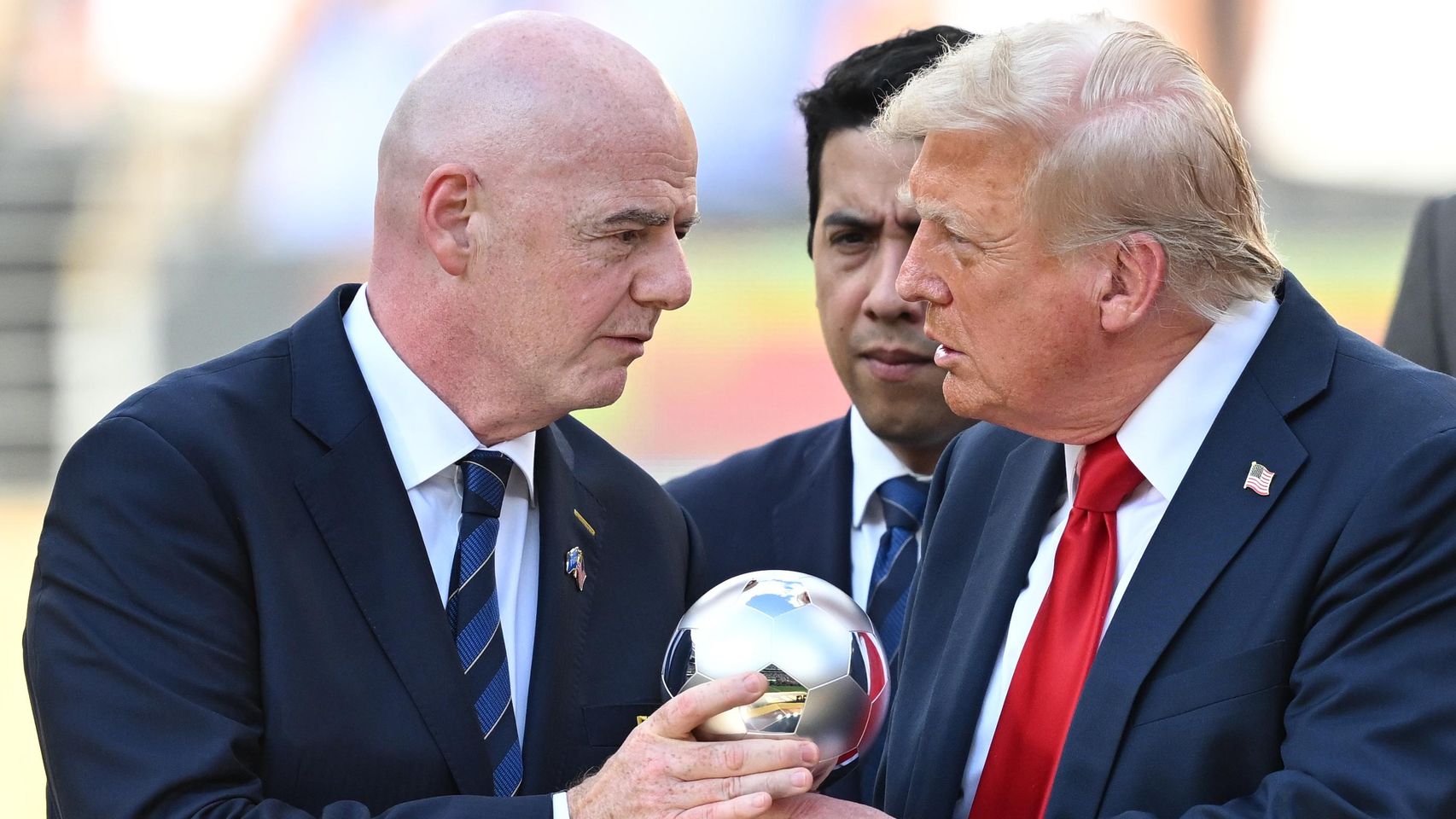 Trump pidió la revisión de la roja a Balogun porque "no era falta" e Infantino defiende la independencia de la FIFA