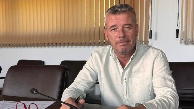 Scott, el concejal británico del PP nacido en Málaga al que le niegan la nacionalidad: "Les molestará que me haga español"