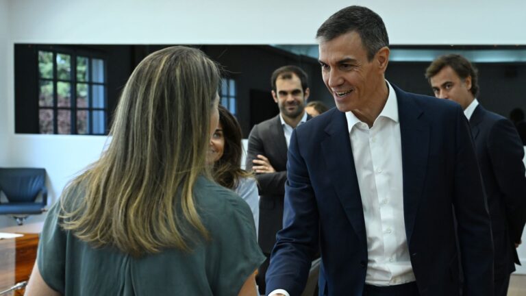 El CIS y dos medios afines al Gobierno difunden el mismo día una encuesta que discute la independencia de los jueces