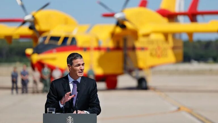 Sánchez prometió en mayo 10 aviones en "el mayor despliegue" antiincendios pero el Gobierno admite que tres están inactivos