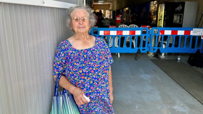 El triste 77 cumpleaños de Micaela en Almería: "A mi hijo se le ha quemado una casa nueva entera"