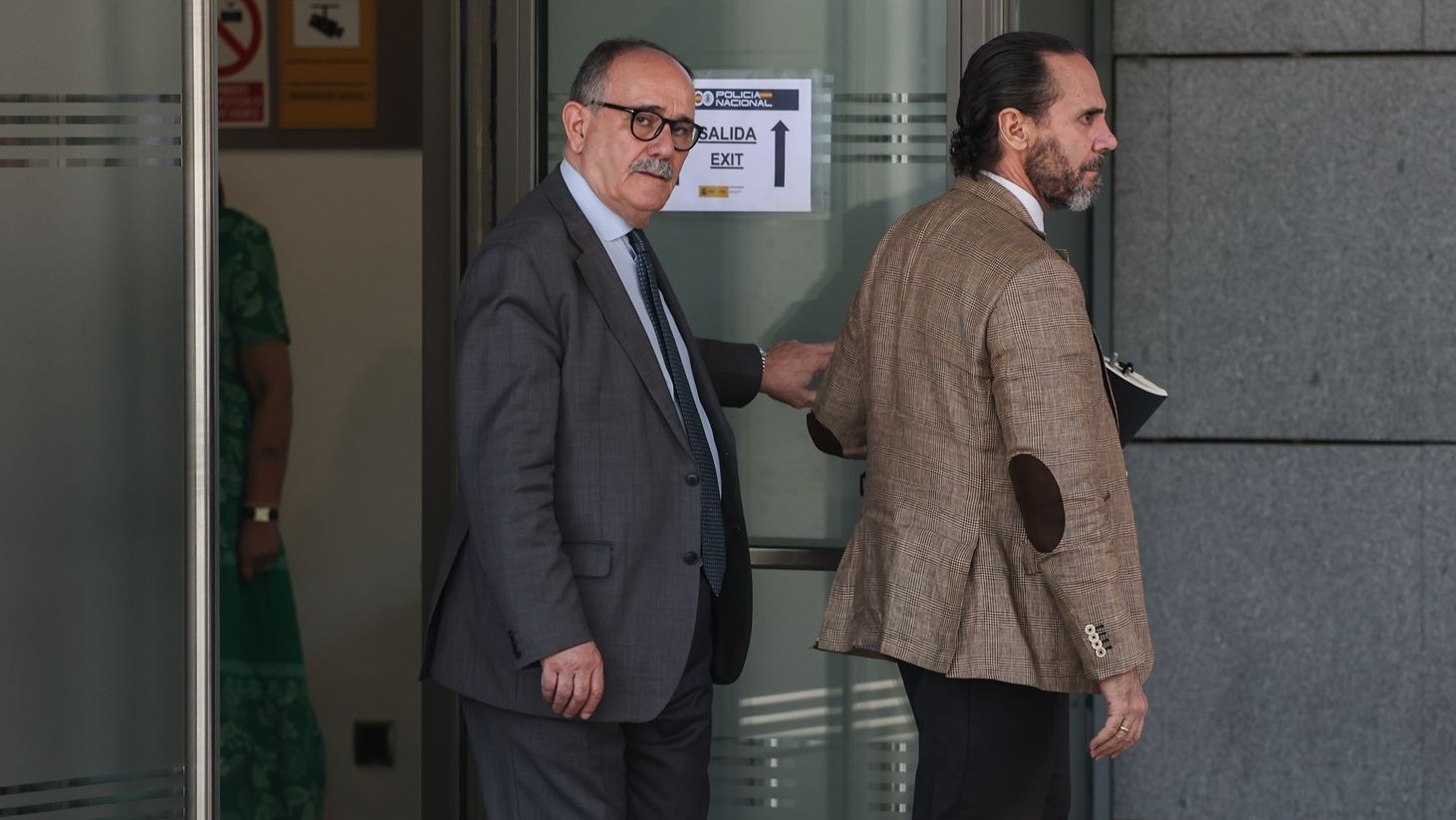 El primer abogado de Ábalos confirma ante el juez que Leire le ofreció cobrar sus honorarios a través de una sociedad