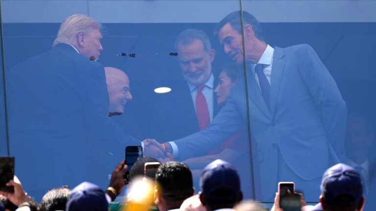 Sánchez saluda a Donald Trump en el palco del estadio de Nueva York con los Reyes como testigo en la final del Mundial