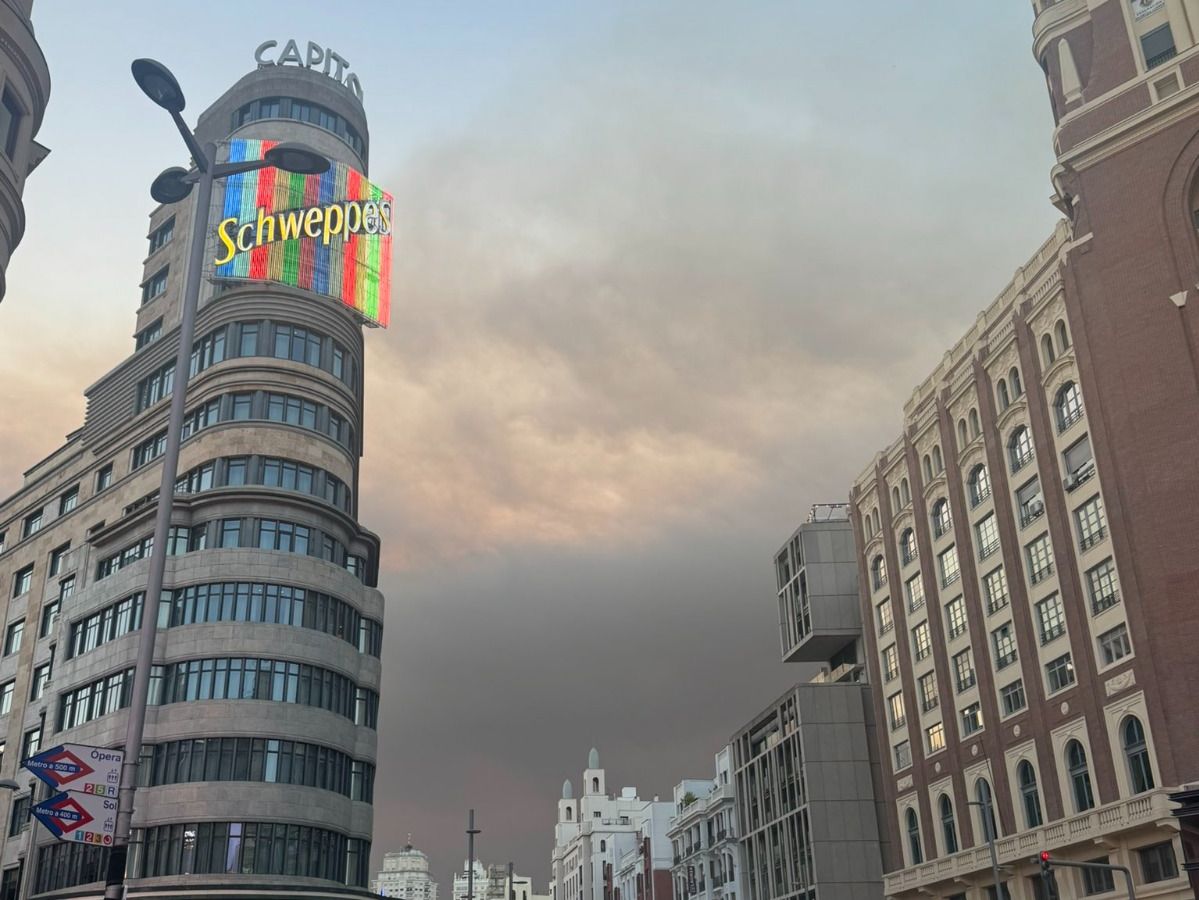 El humo de los fuegos llena de humo y cenizas el cielo de la capital: "Han saltado las alarmas antiincendios del edificio"
