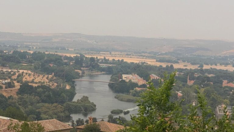 El humo de los incendios que arrasan España cubre Toledo y siembra inquietud: "No hay fuego, pero sí contaminación