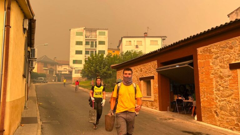 En la zona cero del incendio forestal que arrasa Madrid y Ávila: "No nos vamos. Que pase lo que tenga que pasar"