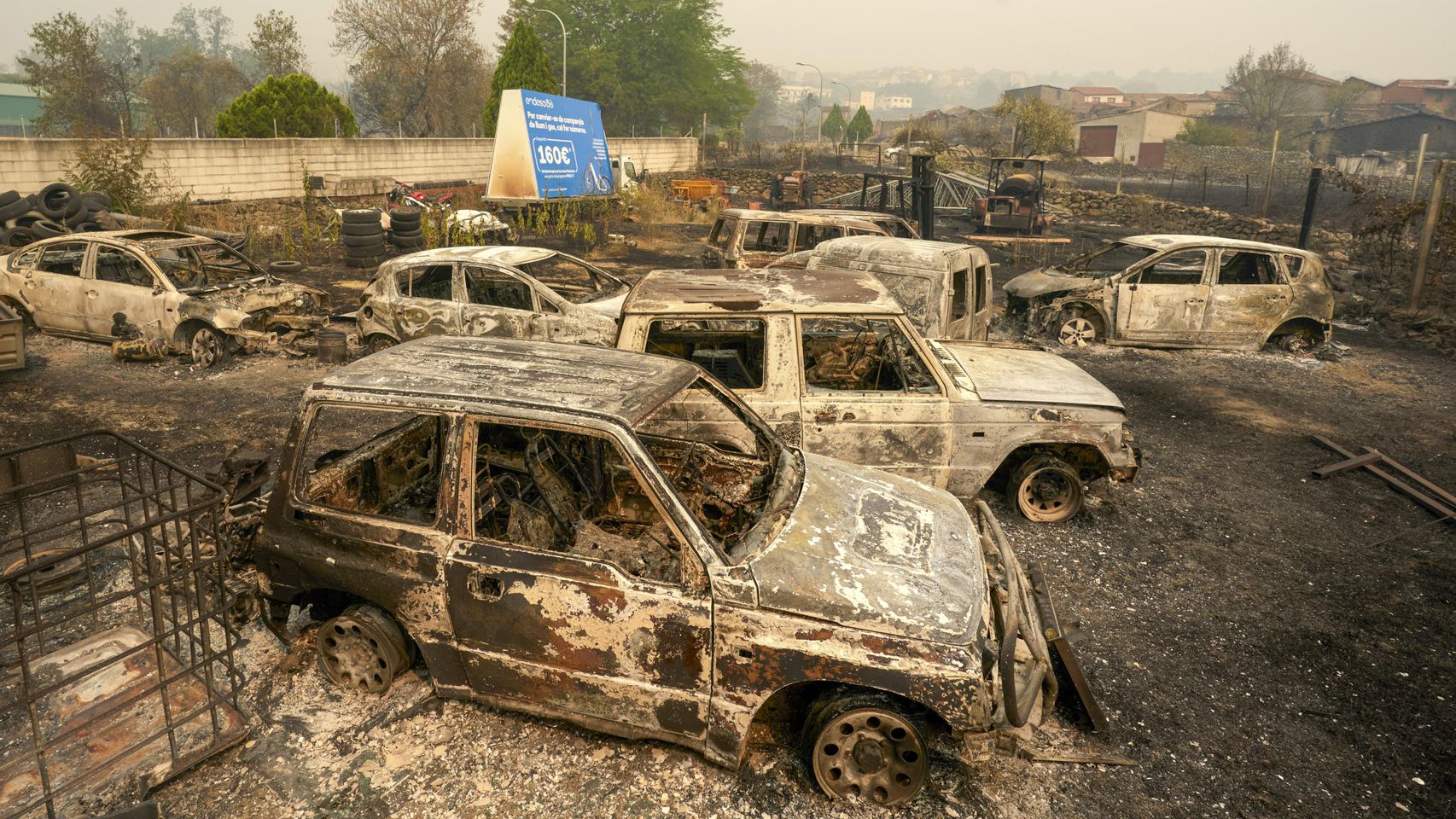 Casavieja, el pueblo de Ávila de 1.300 habitantes rodeado por el fuego: "Nos mantenemos con vida pero la hemos perdido"