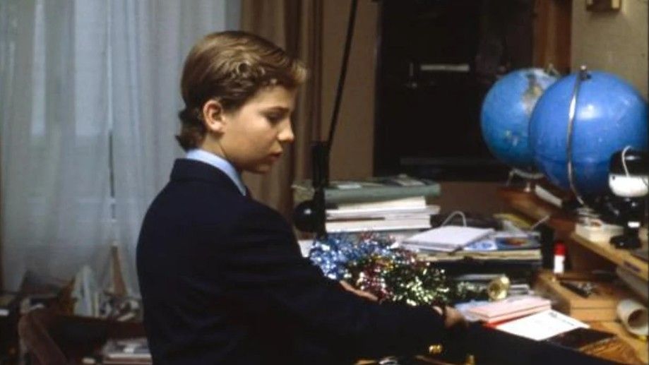 El día que un joven príncipe Felipe recibió su primer telescopio con 15 años: la pasión que lo une a su abuela materna