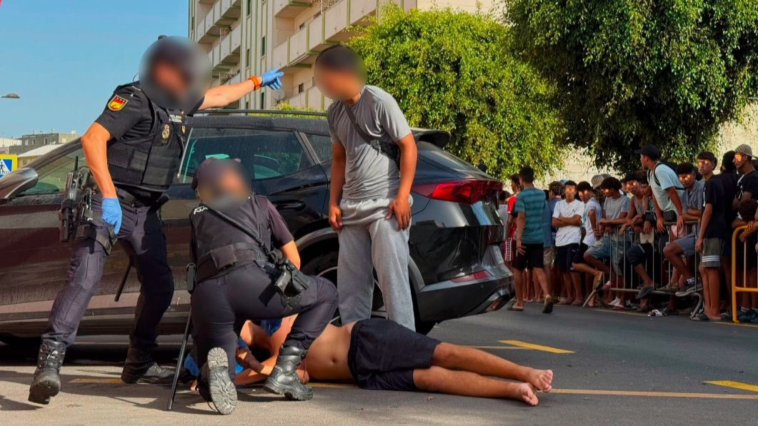 La policía Isa y su lucha contra la propaganda marroquí por una foto en la que salva a un mena: "Dicen que le maltraté"