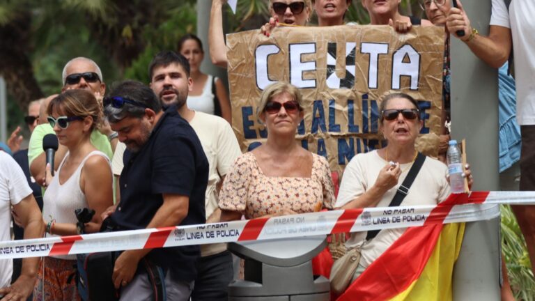 Marlaska, abucheado a su llegada a la Delegación del Gobierno en Ceuta: "Traidor, cobarde. Gobierno dimisión"