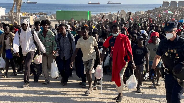 Bruselas insiste en "devolver" a Rabat a "todos los migrantes" de Ceuta y exige al Gobierno "más información" sobre sus "planes"