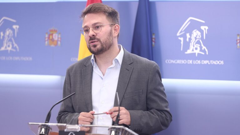 Un diputado de Sumar afea a Sánchez que siga de vacaciones en plena crisis migratoria en Ceuta:  "Debe dar explicaciones"