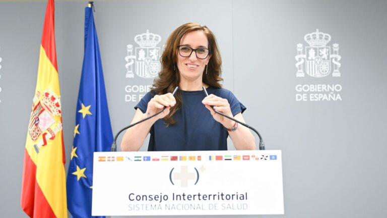 Sanidad pacta con las CCAA enviar 45.000 vacunas a Ceuta para inmunizar a miles de inmigrantes irregulares