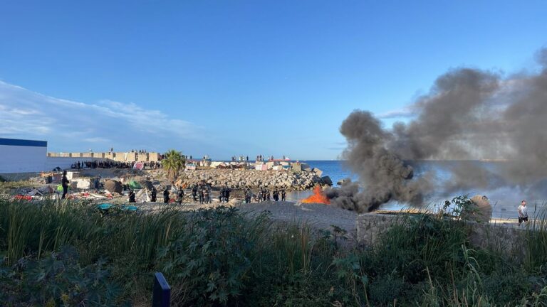 Centenares de ceutíes intentan de nuevo echar a los invasores de las playas tras bloquear el acceso a la Cruz Roja