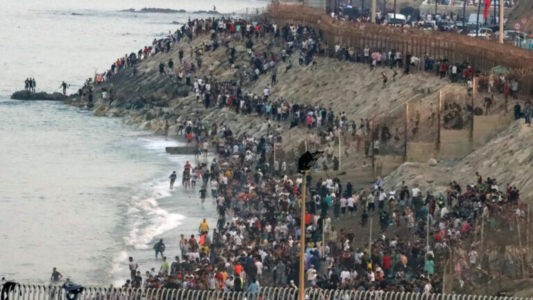 El CNI sí informó a Gobierno, Policía, Guardia Civil y a Rabat el día antes del asalto a Ceuta con tiempo para impedirlo