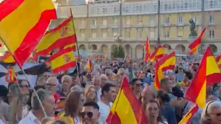 Cientos de miles llenan las plazas de toda España en solidaridad con Ceuta entre gritos de "¡Sánchez, dimisión!"