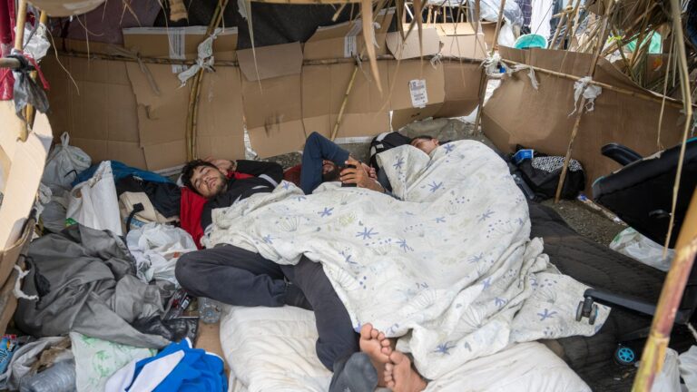 La Policía teme que asentar a los migrantes en el puerto bloquee una instalación crítica y aísle más a Ceuta, como quiere Rabat, si hay disturbios