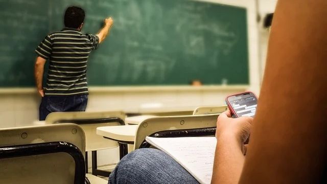 De la falta de comprensión lectora a la distracción digital: las 16 causas que provocan la debacle de España en educación