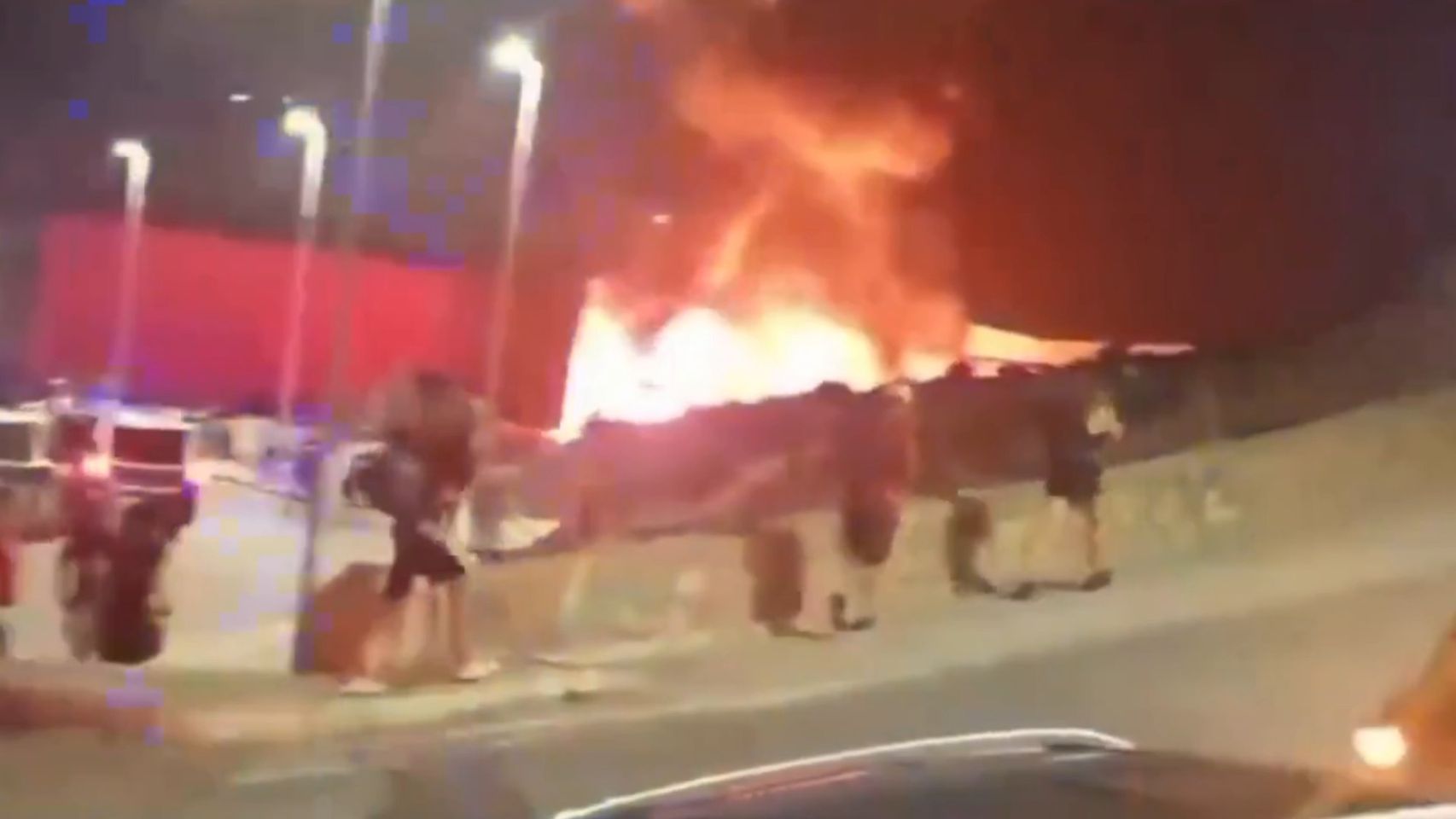 Un incendio arrasa al menos 40 chabolas de un asentamiento de migrantes en el Tarajal de Ceuta y obliga a desalojarlos