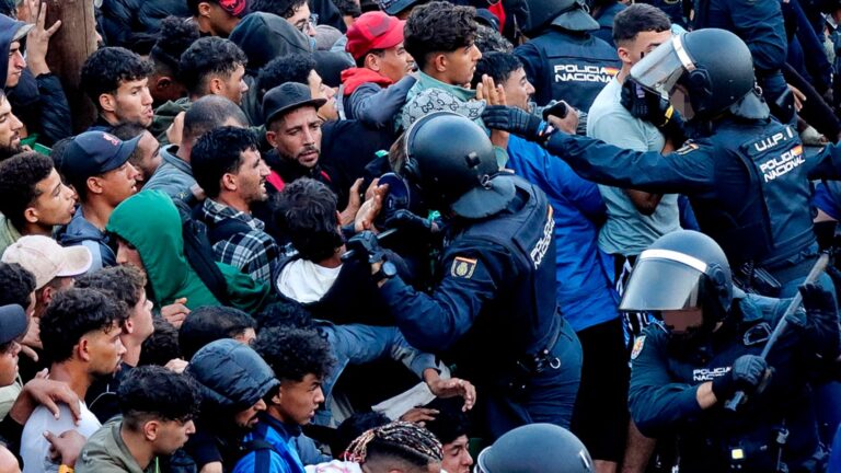 "Somos 70 frente a 4.000": los policías denuncian el "ridículo despliegue" para el traslado de migrantes al Puerto de Ceuta