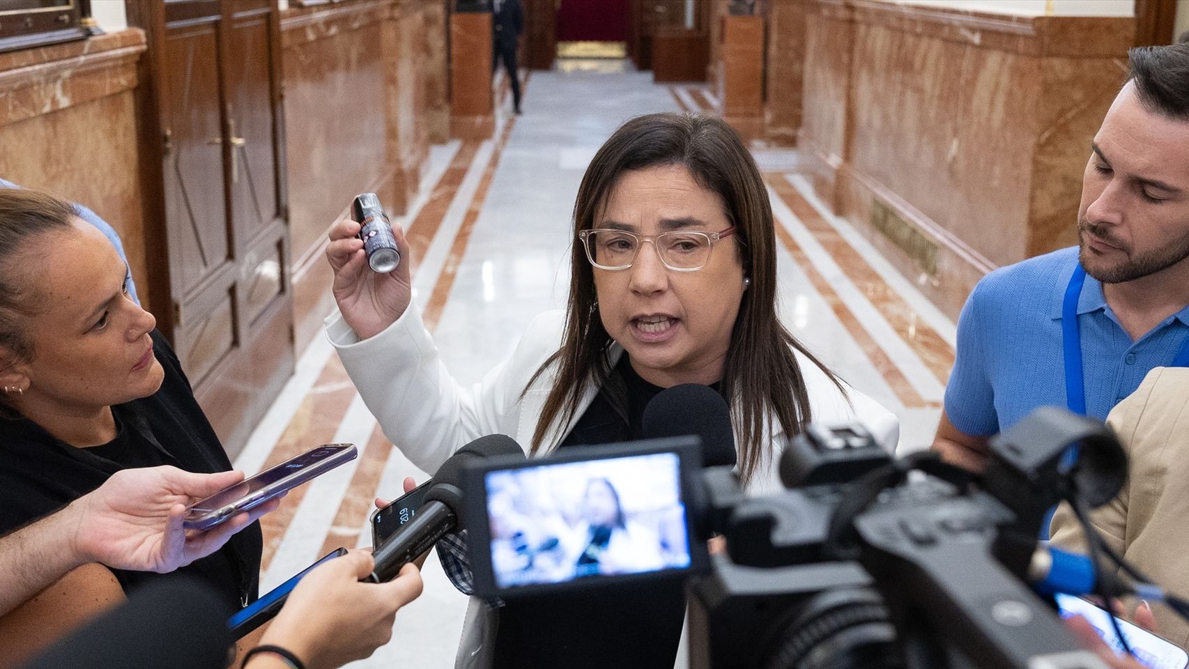 Doce atendidos y tres baños clausurados en el Congreso por el escape de gas pimienta que llevó la diputada Ana Vázquez