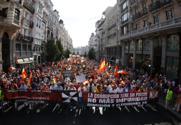 "Sánchez traidor, corrupto y dictador": 20.000 personas en Madrid piden elecciones y claman por la "defensa de Ceuta"