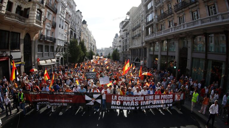 "Sánchez traidor, corrupto y dictador": 20.000 personas en Madrid piden elecciones y claman por la "defensa de Ceuta"