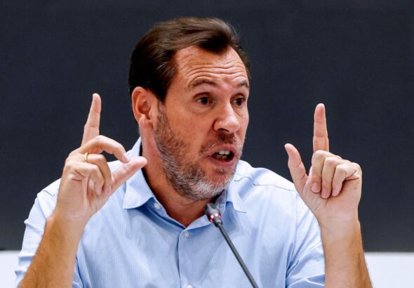Puente no dimite porque "no perjudica a su proyecto de país" y augura que vivirá un "calvario, encima, en campaña electoral"