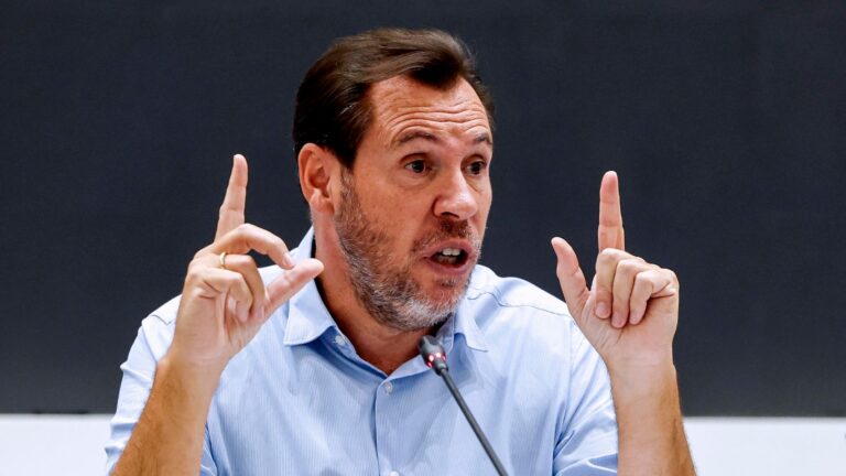 Puente no dimite porque "no perjudica a su proyecto de país" y augura que vivirá un "calvario, encima, en campaña electoral"